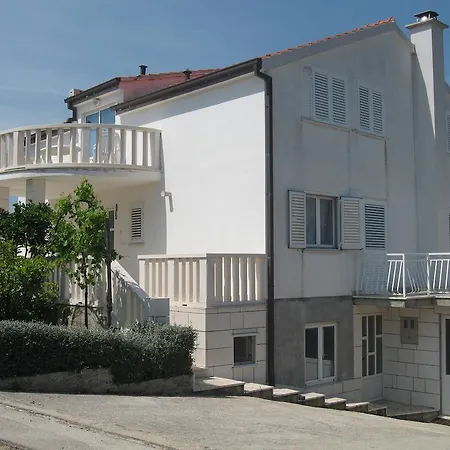 Apartment Cenan *